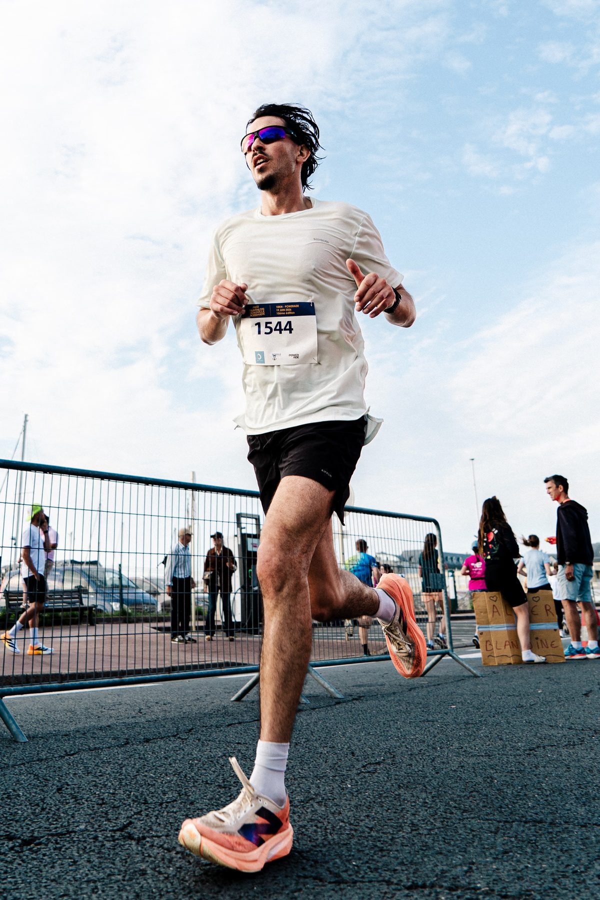 Un coureur de triathlon photographié en contre-plongée