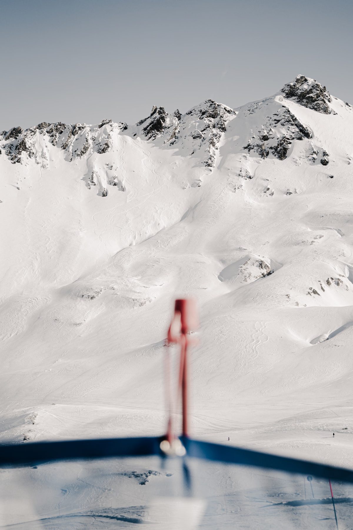 Un domaine skiable et ses montagnes enneigées