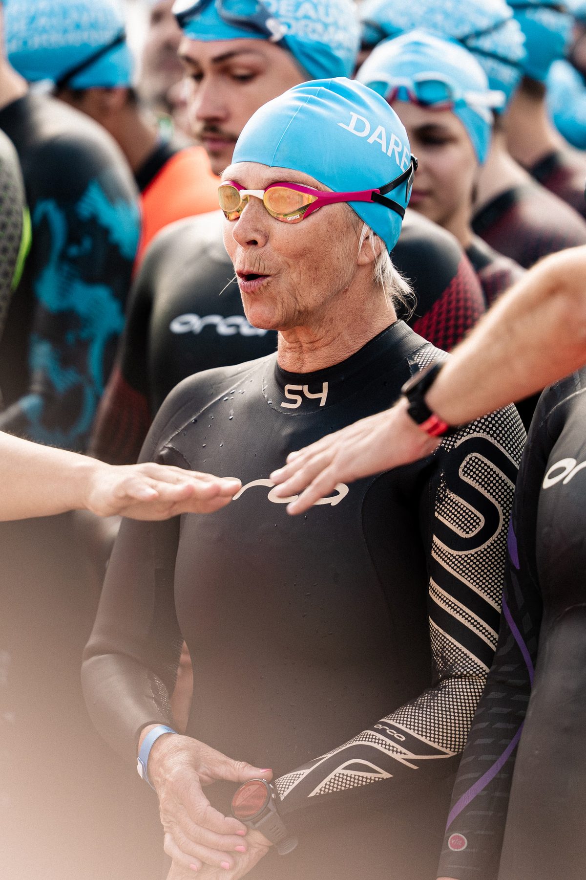 Une triathlète concentrée au départ de la natation