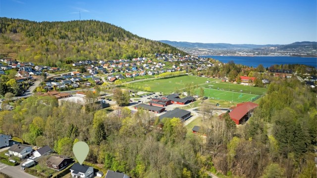 Dagligvarehandelen er enkel med både Kiwi og Rema 1000 kun få minutter unna.