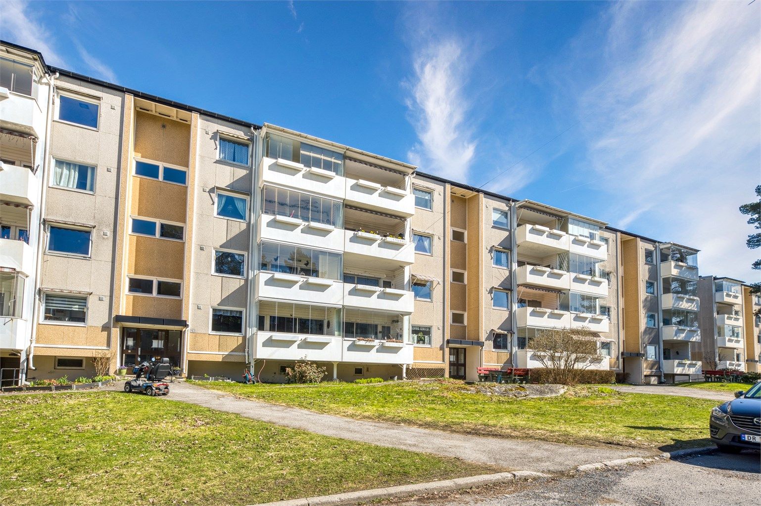 Fasader med plater og felt med panel. Vinduer med 2-lags glass er fra 2007 og 1988.