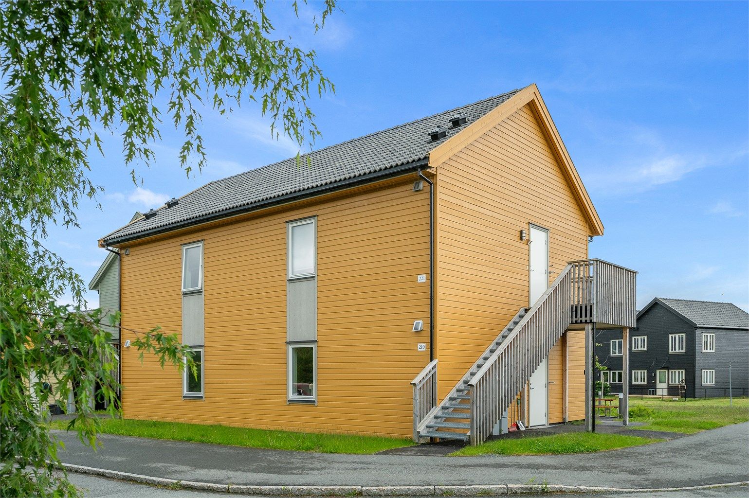 Området byr på et bredt utvalg av servicetilbud. Bunnpris Tonstad og Rema 1000 Rognbudalen ligger innen komfortabel gangavstand fra boligen, mens City Syd og StorM Senter nås på få minutter. 