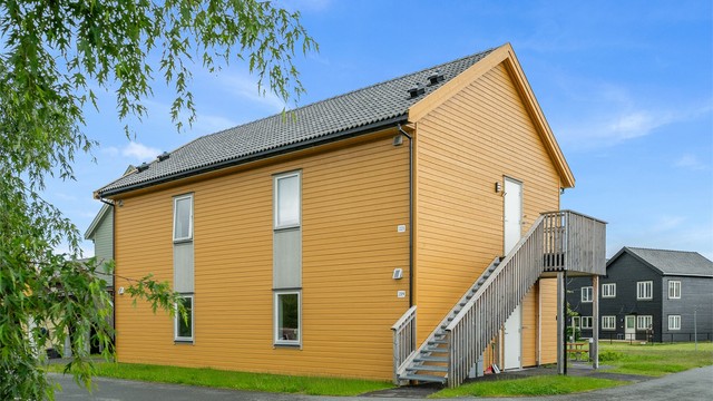Området byr på et bredt utvalg av servicetilbud. Bunnpris Tonstad og Rema 1000 Rognbudalen ligger innen komfortabel gangavstand fra boligen, mens City Syd og StorM Senter nås på få minutter.