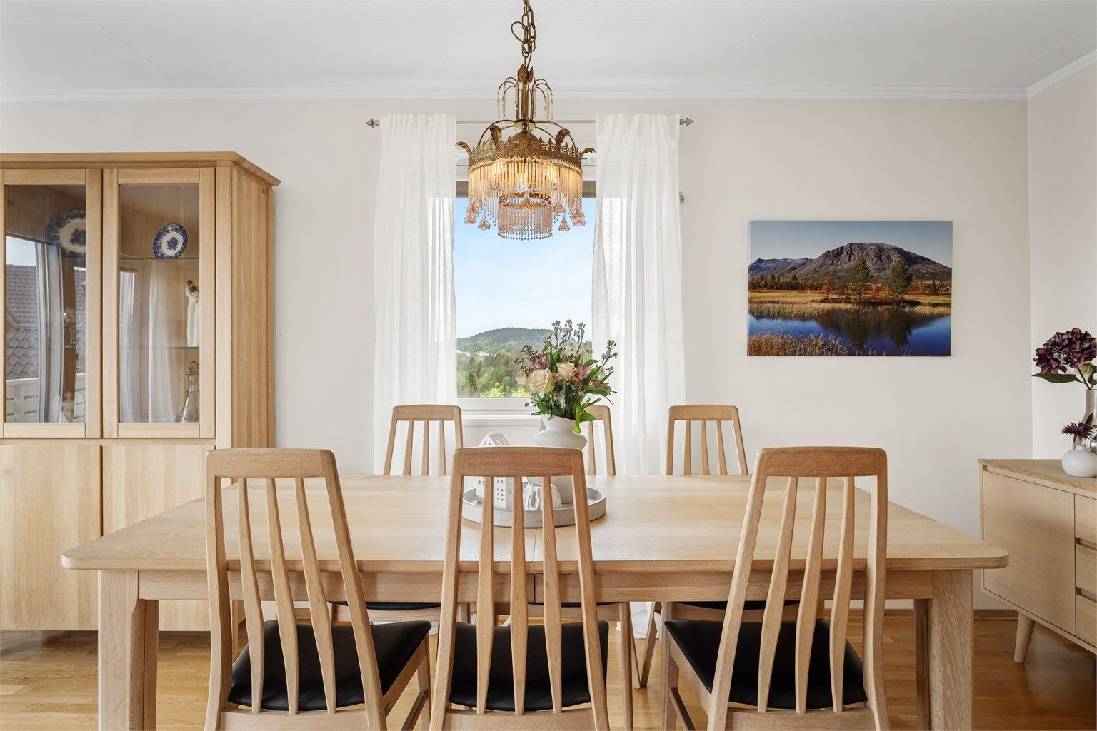Spisestuen har plass til langbord for hyggelige sammenkomster med familie og venner.