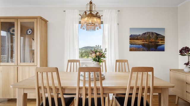 Spisestuen har plass til langbord for hyggelige sammenkomster med familie og venner.