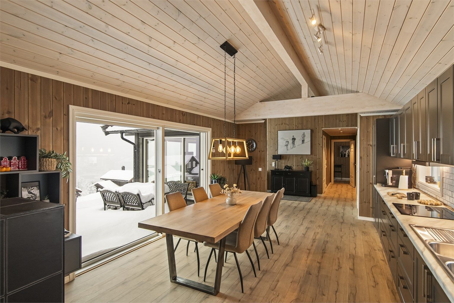 Fra kjøkkenet er det utgang til skifersatt terrasse hvor man kan nyte solen, utsikten og rolige omgivelser