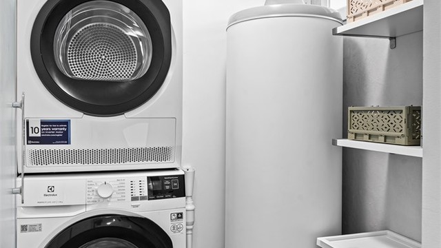 I praktisk tilknytning til badet ligger vaskerommet med med varmekabler og opplegg for vaskemaskin og tørketrommel. Varmtvannsbereder på 287 liter fra 2017