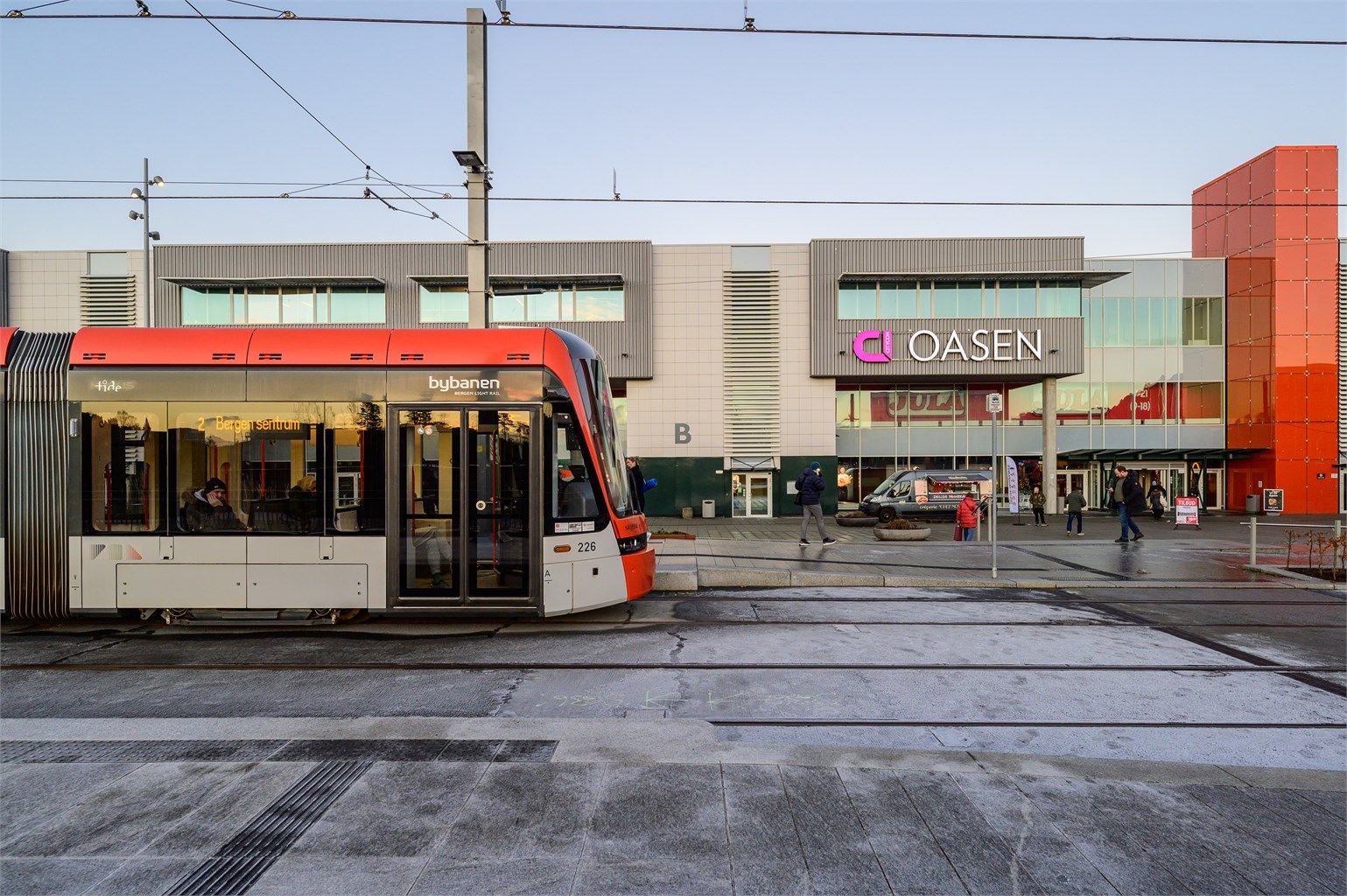 Bybanens linje 2 ved Oasen tar deg effektivt inn til Bergen sentrum på under 20 minutter.