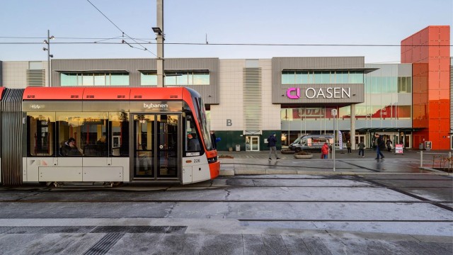 Bybanens linje 2 ved Oasen tar deg effektivt inn til Bergen sentrum på under 20 minutter.