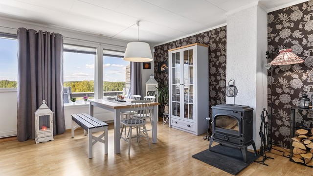 Fin utsikt er det også i stuen. Vindusrekken slipper i tillegg solen inn på ettermiddag/kveld.