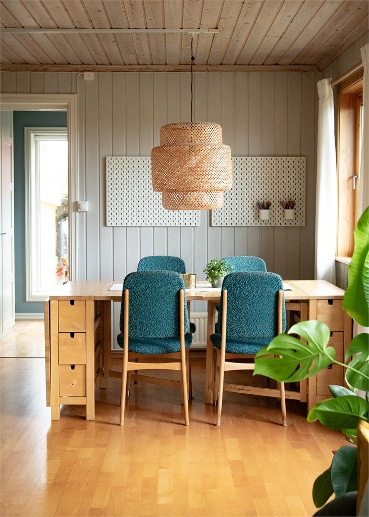 Hyggelig spisekrok med naturlig lysinnslipp fra store vinduer.