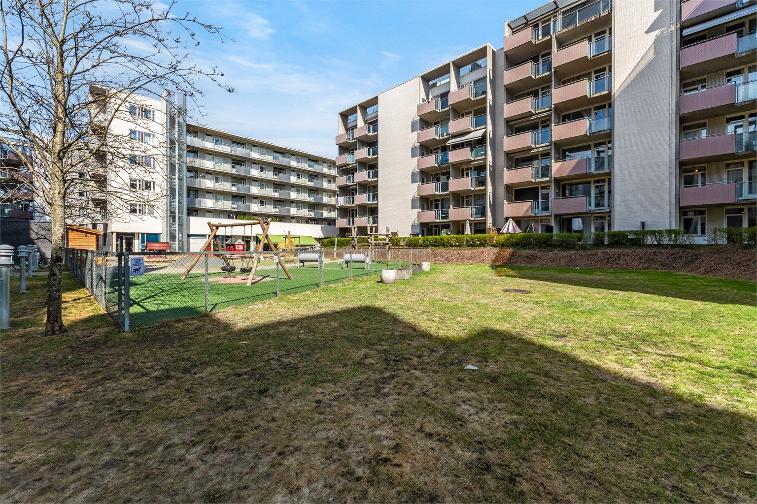 Fellesarealene er opparbeidet med asfalterte veier, lekeplasser, sykkelparkering, sittegrupper og plenarealer. Beboere har prioritet i Eventyrstua barnehage.