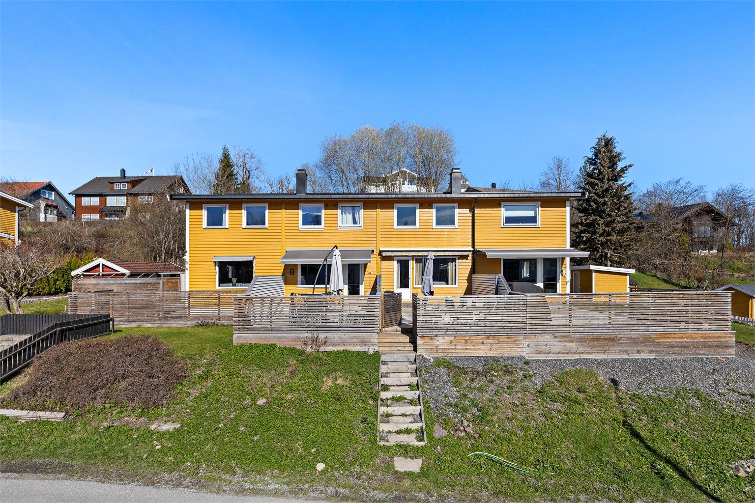 Eiertomt på 411 kvm. Tomt er opparbeidet med blant annet grus, plenarealer og andre forskjellige beplantninger.