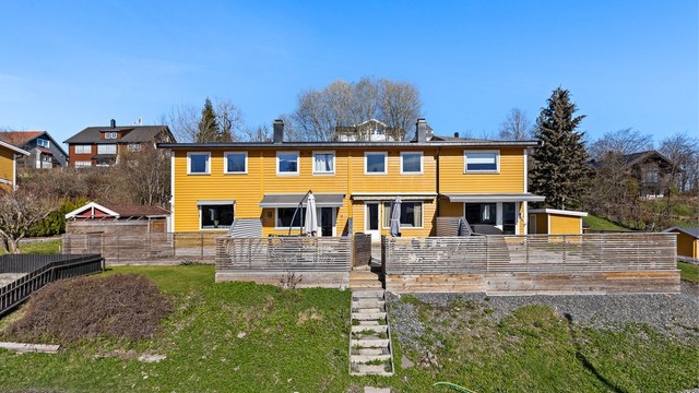 Eiertomt på 411 kvm. Tomt er opparbeidet med blant annet grus, plenarealer og andre forskjellige beplantninger.