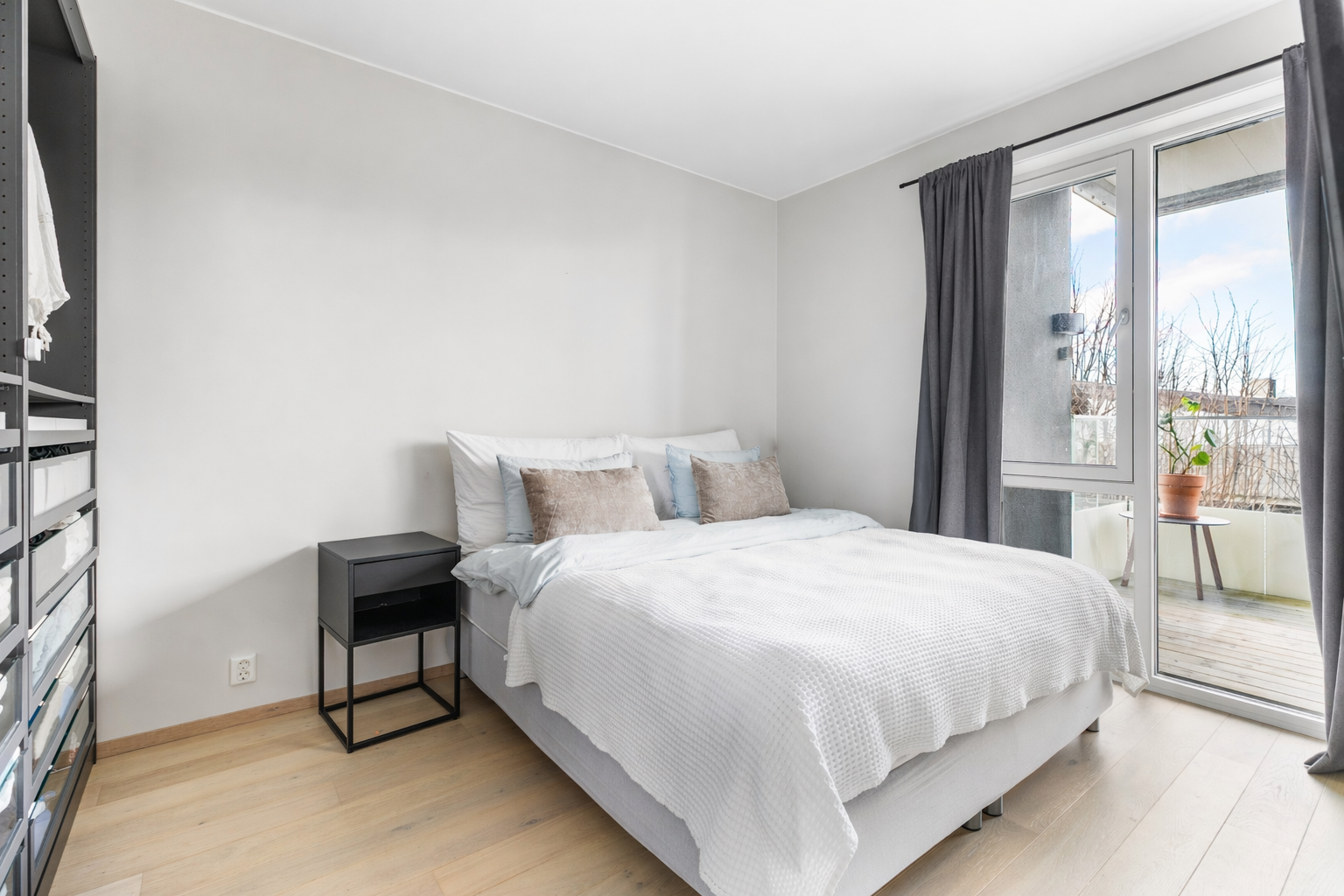 Romlengde på nær 4 meter gir god plass til en dobbeltseng og nattbord på begge sider. Digitalt redigert av KI.