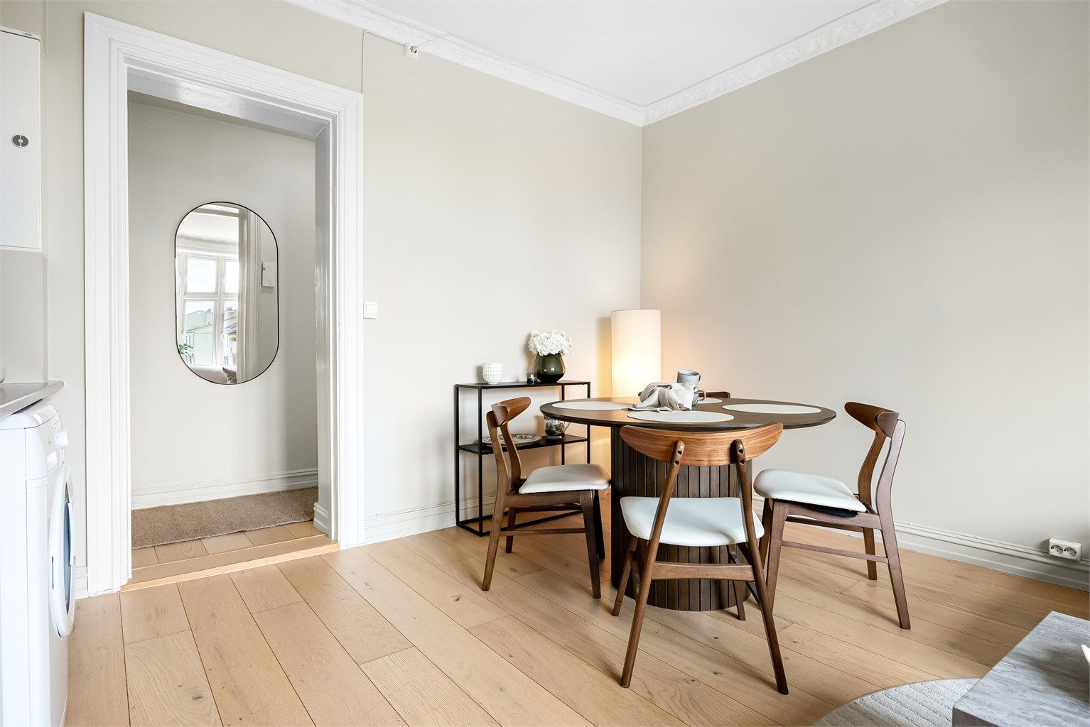 Den åpne løsningen gir en sosial og arealeffektiv planløsning. Nymalte overflater i lun fargepalett.