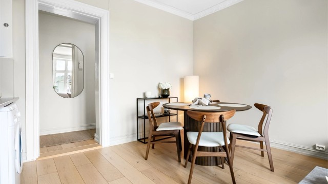 Den åpne løsningen gir en sosial og arealeffektiv planløsning. Nymalte overflater i lun fargepalett.