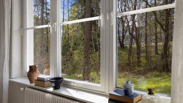 Selv om leiligheten ligger i byggets første etasje, er det lite direkte innsyn til leiligheten