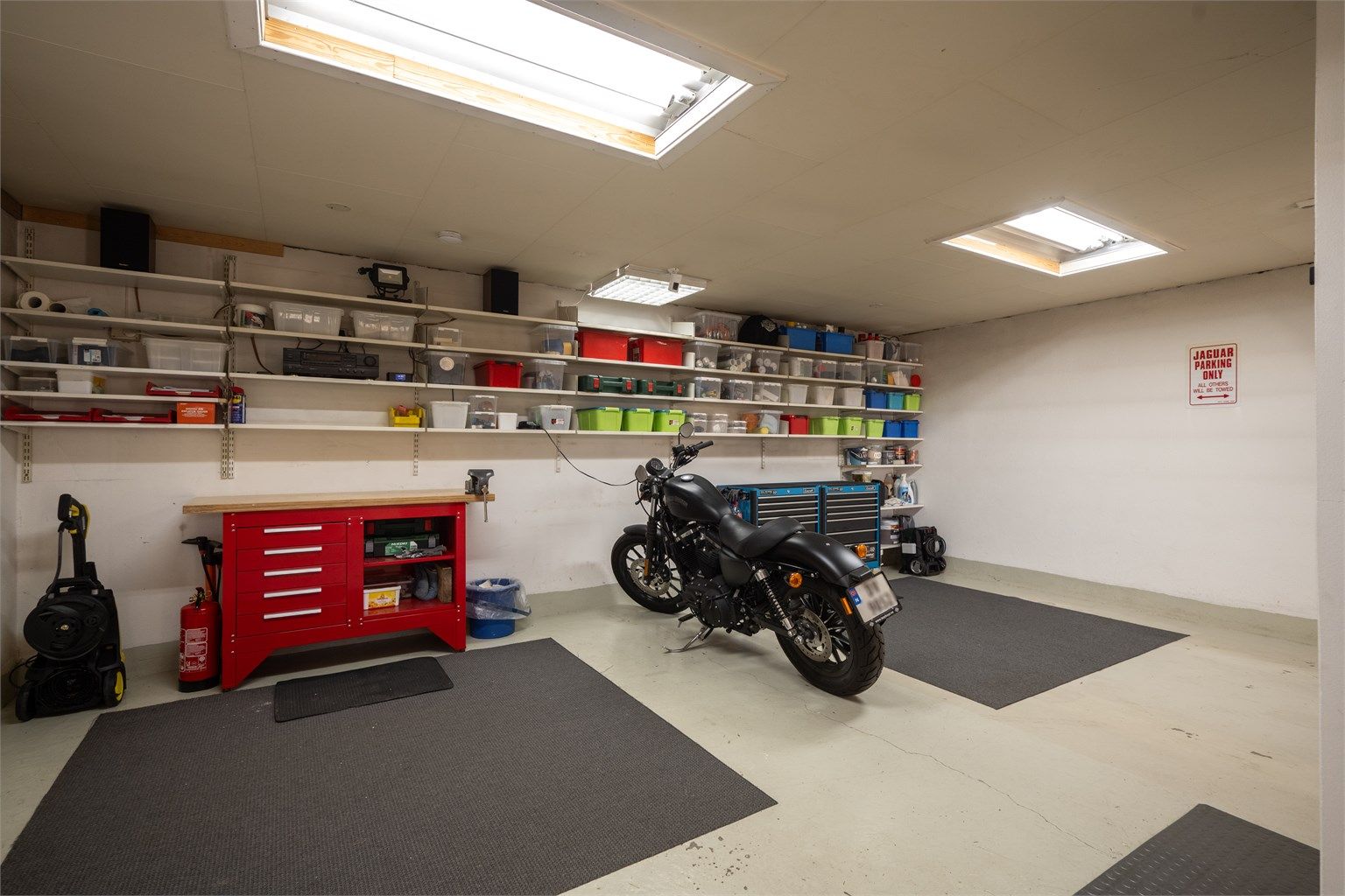 Garasjen har et stort gulvareal på 42 m² med god plass til både biler og verkstedbenk.