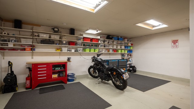 Garasjen har et stort gulvareal på 42 m² med god plass til både biler og verkstedbenk.