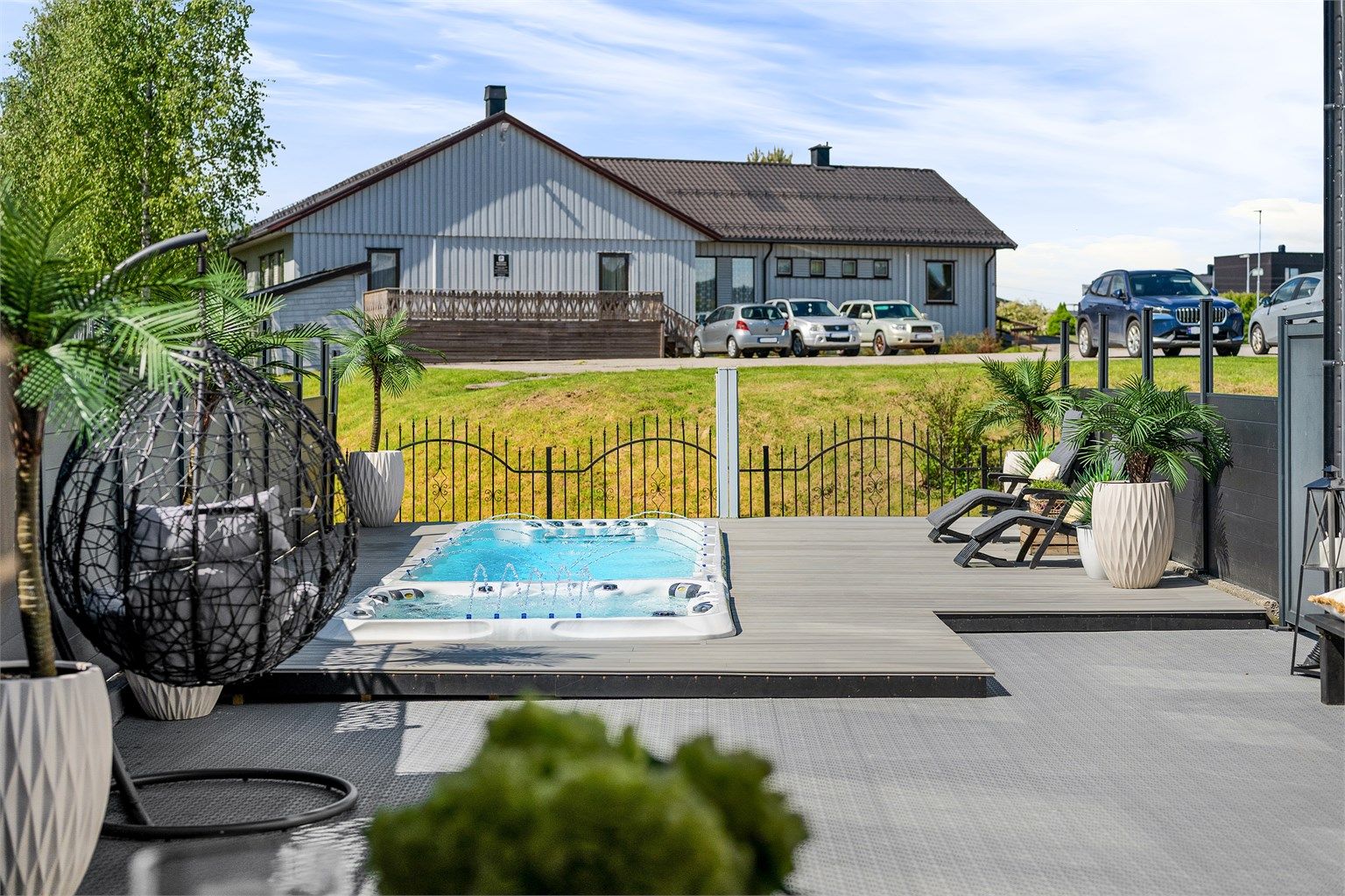 Tiltalende enebolig som ble vesentlig oppgradert innvendig og utvendig i 2019/2020. Boligen byr blant annet på 2 hybler, motstrømsbasseng med jacuzzi, utekjøkken, solrike uteplasser og dobbelgarasje med elbil-ladere. Foto: Mats Holst
