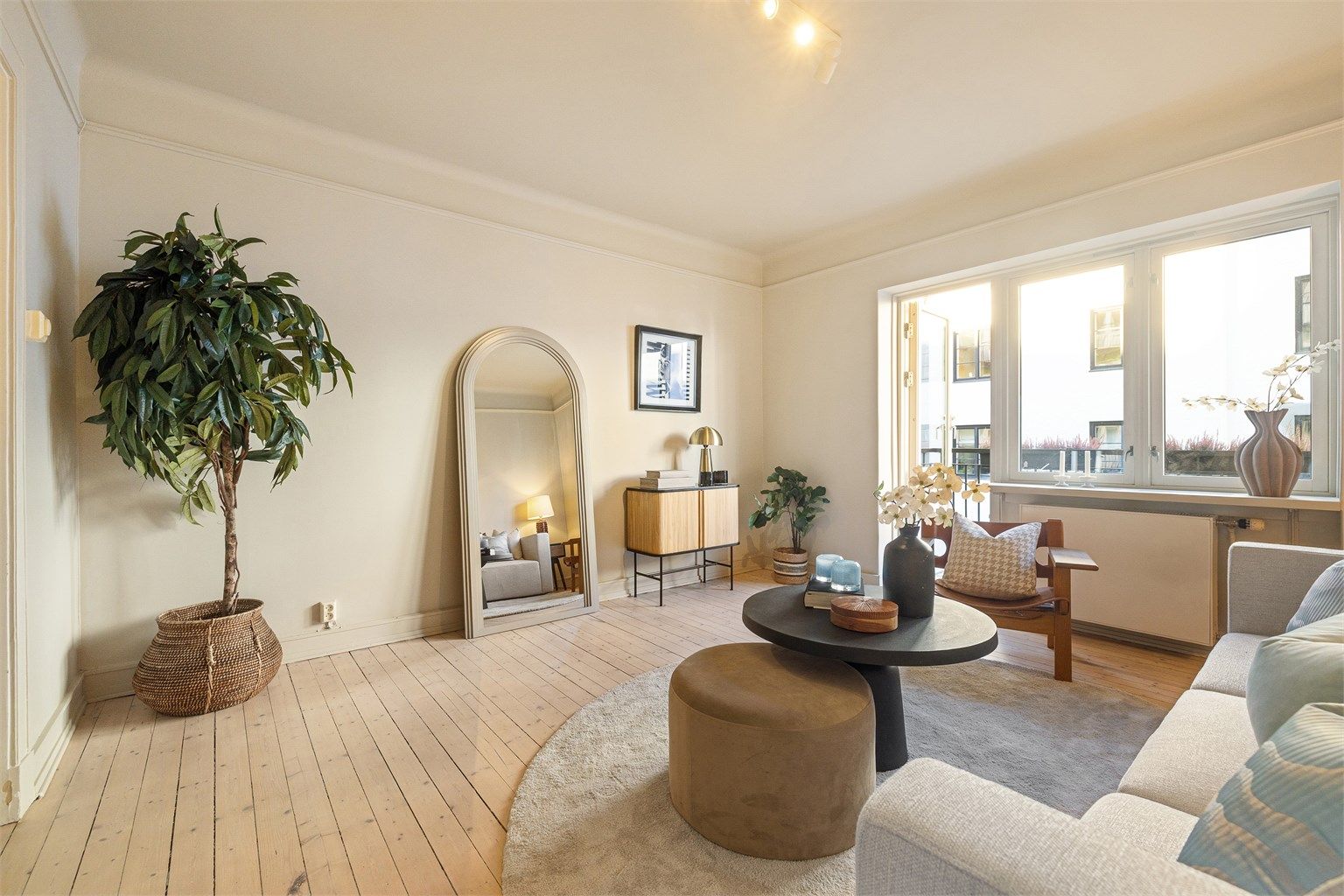 Stuen fremstår lys og innbydende med nyslipte og lakkede tregulv som gir et elegant og tidløst preg. De nymalte veggene skaper et friskt uttrykk og gir rommet en lun og moderne atmosfære.