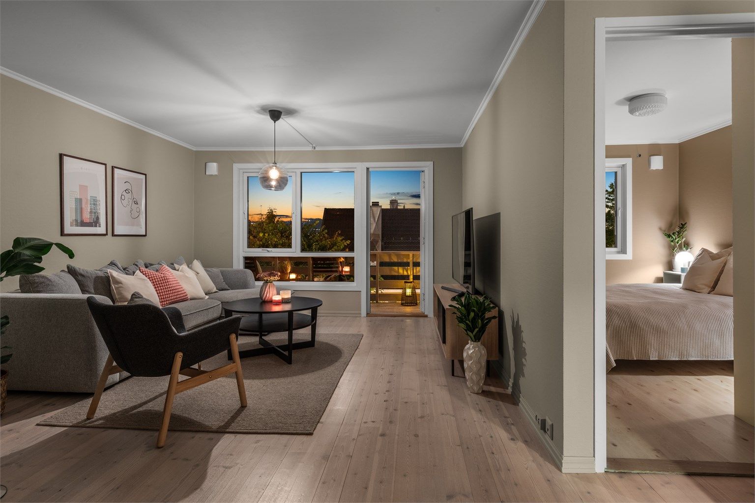 Romslig og innbydende stue med store vindusflater og med god plass til sofagruppe og tilhørende møbler. 