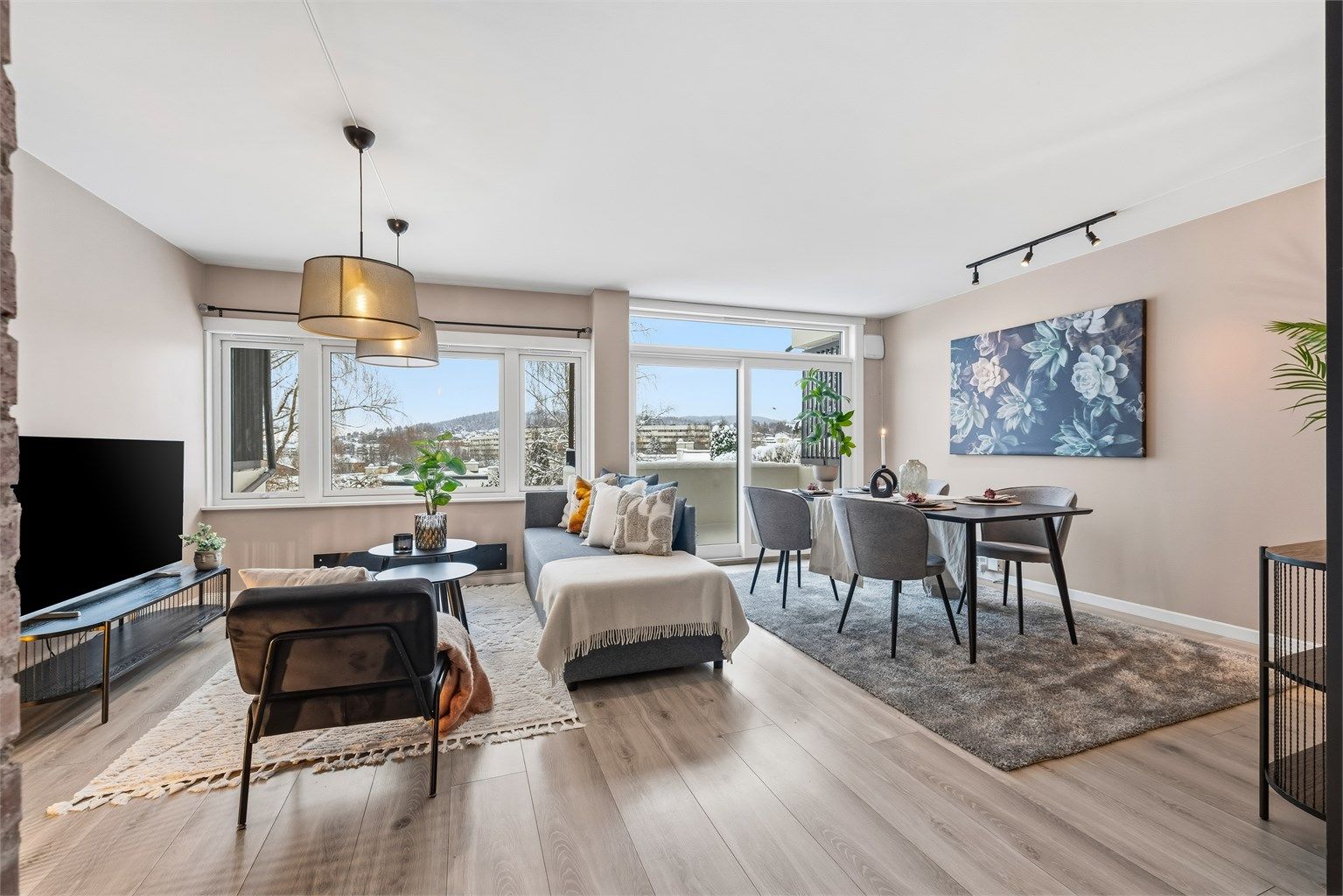 Lys og gjennomgående leilighet med delvis åpen løsning mellom kjøkken og stue.