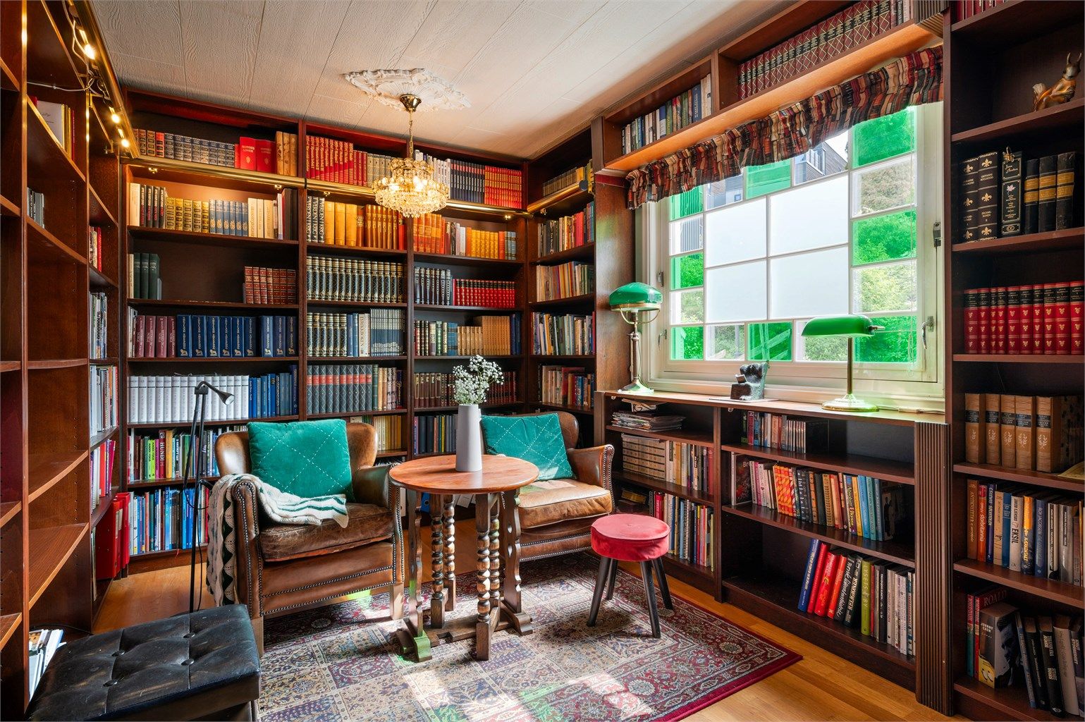 Like ved kjøkkenet ligger biblioteket, som også benyttes som TV-stue per i dag. 