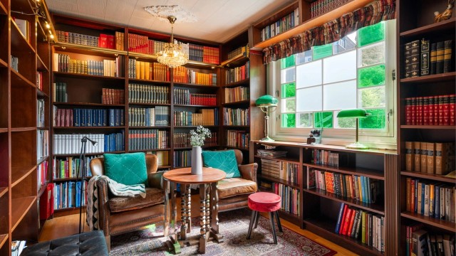 Like ved kjøkkenet ligger biblioteket, som også benyttes som TV-stue per i dag.