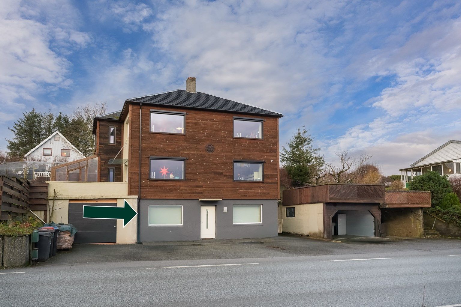 Velkommen til Engelsvollvegen 112 presentert av Ola Sirevåg v/Krogsveen - Boligen ligger på bakkeplan og har en stor garasje på 43 kvm med takterrasse