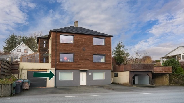 Velkommen til Engelsvollvegen 112 presentert av Ola Sirevåg v/Krogsveen - Boligen ligger på bakkeplan og har en stor garasje på 43 kvm med takterrasse