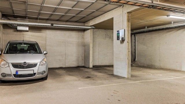 Egen parkeringsplass i felles garasjeanlegg. Det er installert lader for elbil.