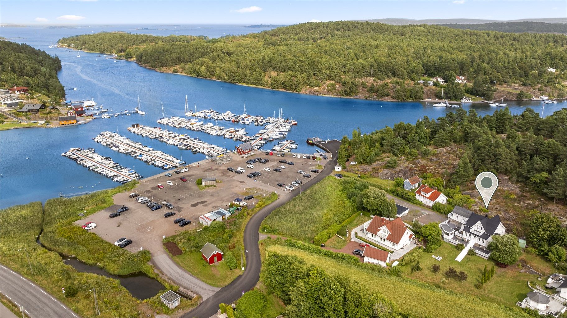 Med eiendommen følger en båtplass i Arås Båthavn, som ligger i umiddelbar nærhet.