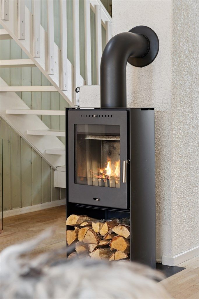 For ekstra hygge og varme på kalde kvelder kan det fyres opp i den moderne peisovnen