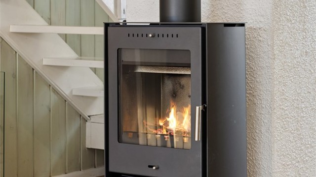 For ekstra hygge og varme på kalde kvelder kan det fyres opp i den moderne peisovnen