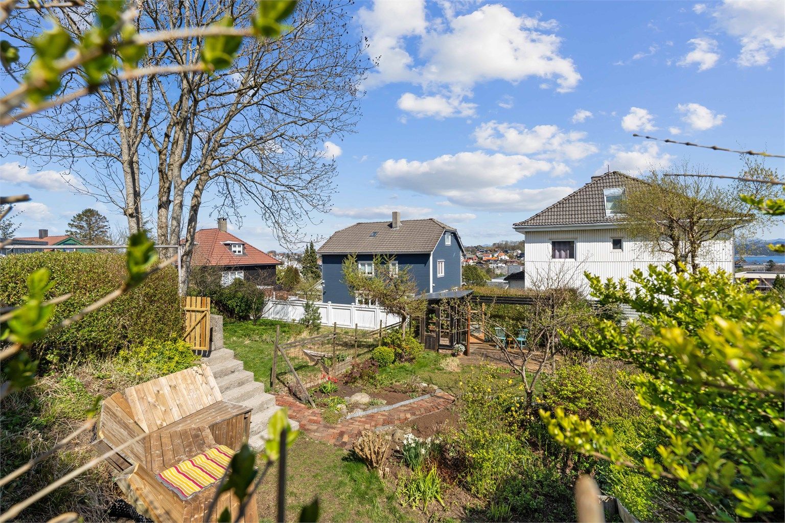 Leiligheten disponerer denne delen av hagen privat (ikke tinglyst men tegnet opp fordeling av tomt på årsmøtet)