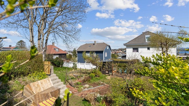 Leiligheten disponerer denne delen av hagen privat (ikke tinglyst men tegnet opp fordeling av tomt på årsmøtet)