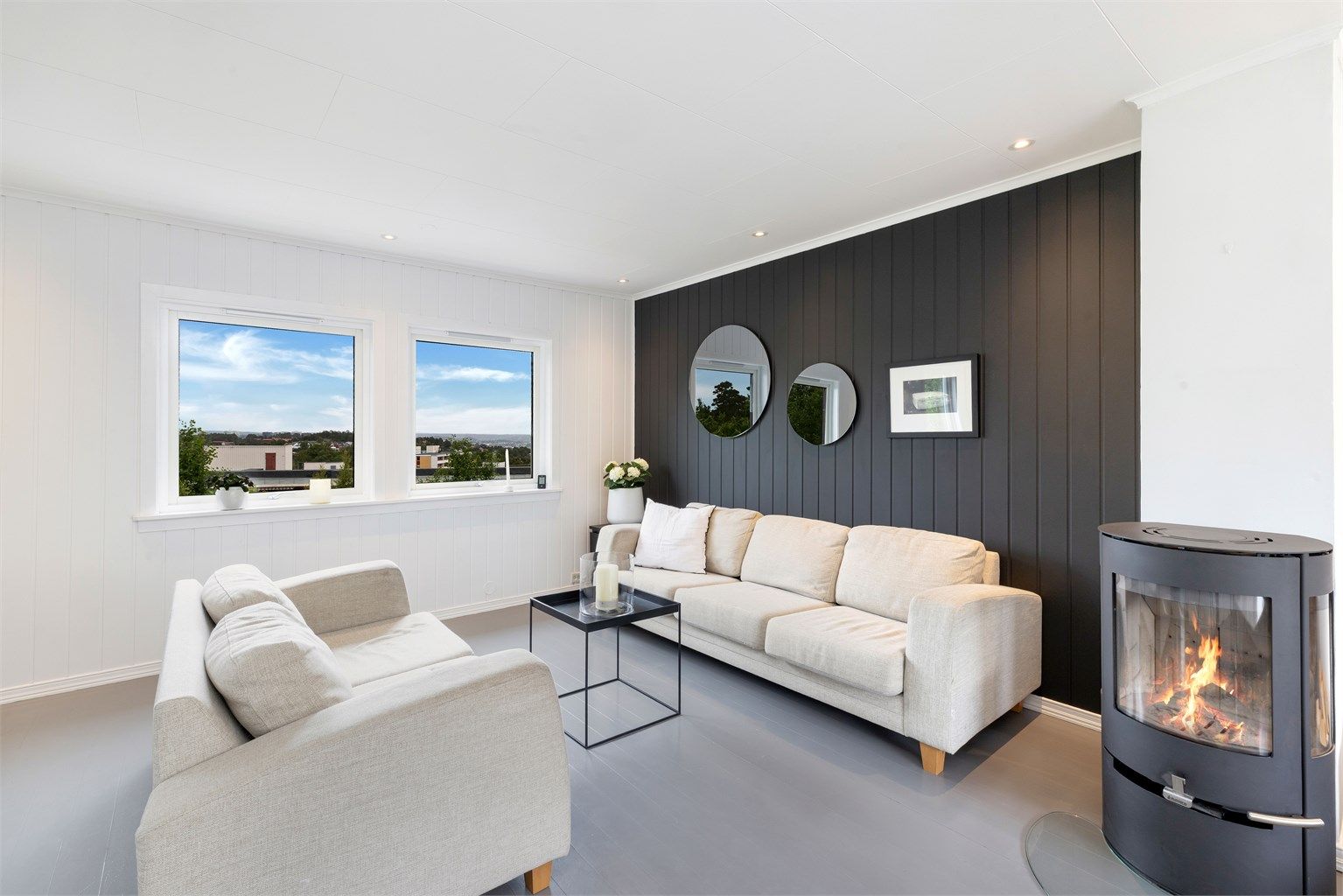 Moderne peis som skaper en varm og koselig atmosfære.