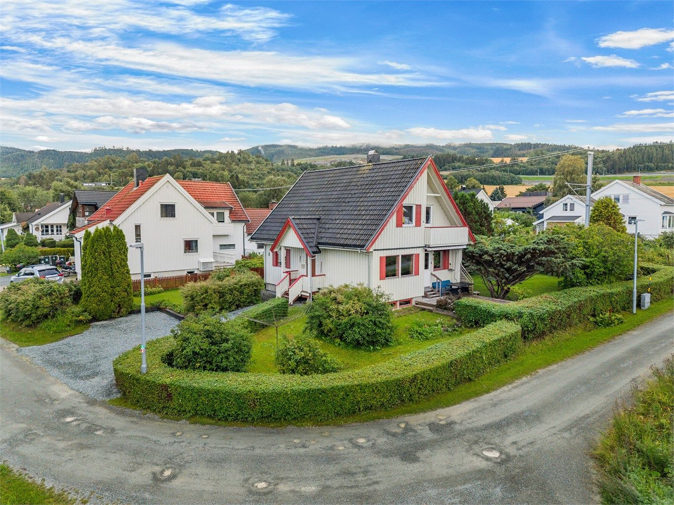 Velkommen til Grytbakkstranda 9 – en innholdsrik enebolig med flott beliggenhet på Ranheim, fine utearealer og nærhet til Trondheimsfjorden.