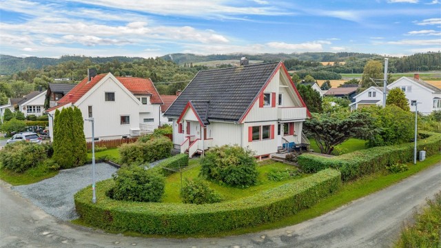 Velkommen til Grytbakkstranda 9 – en innholdsrik enebolig med flott beliggenhet på Ranheim, fine utearealer og nærhet til Trondheimsfjorden.