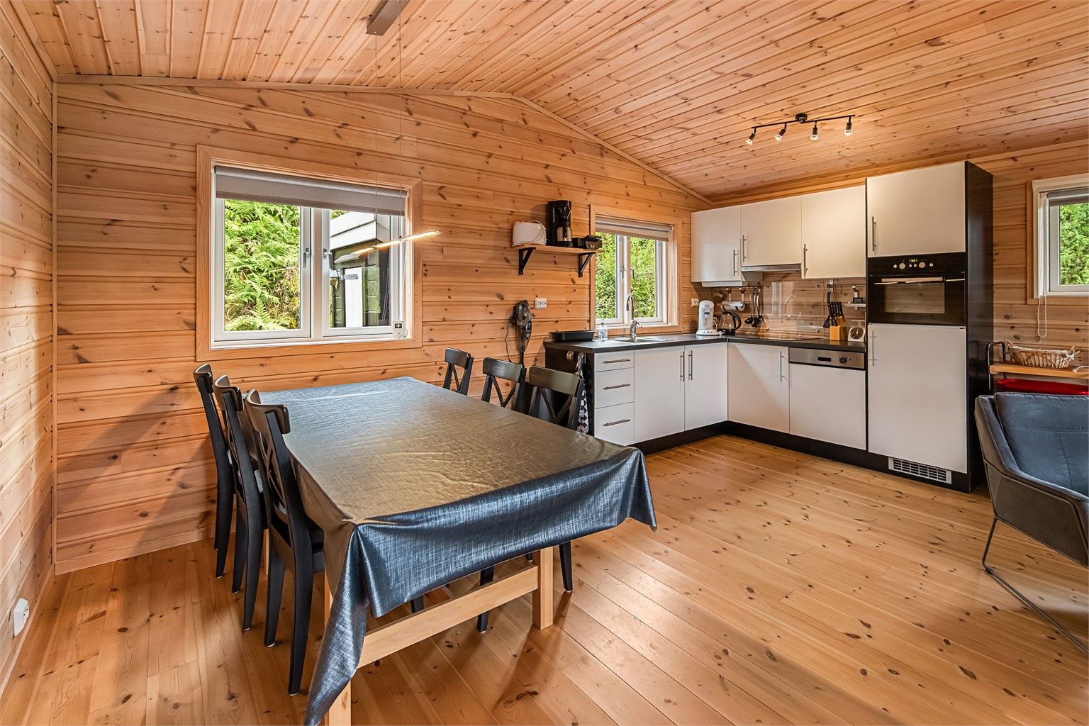 Spiseplassen har god plass til langbord for måltider med familie og venner.