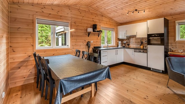 Spiseplassen har god plass til langbord for måltider med familie og venner.