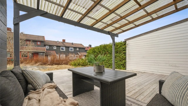 Sydvestvendt markterrasse med gode solforhold og adkomst direkte til hagen – Et herlig sted å nyte solfylte dager og svale kvelder.