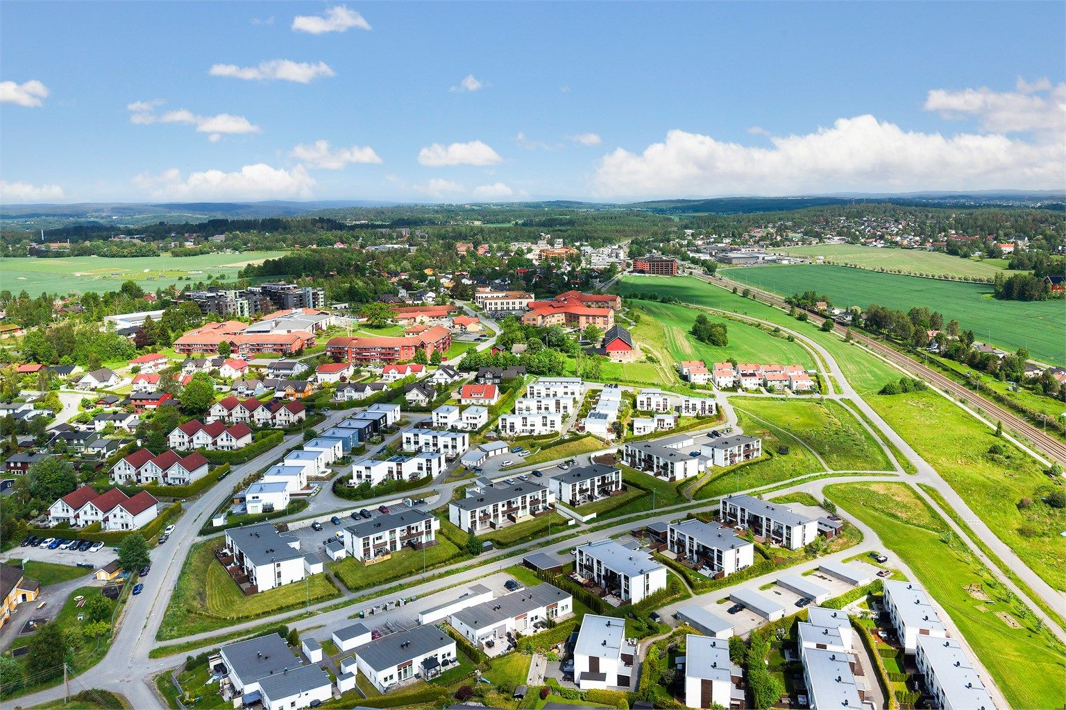 Et åpent og landlig nabolag med nærhet til både natur og sentrumsfasiliteter.