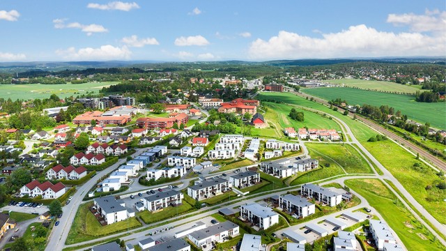 Et åpent og landlig nabolag med nærhet til både natur og sentrumsfasiliteter.