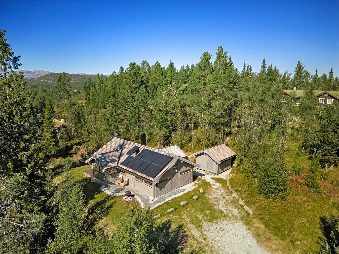 Norsk, klassisk og stilren Ål-hytte fra 2014 i meget god stand