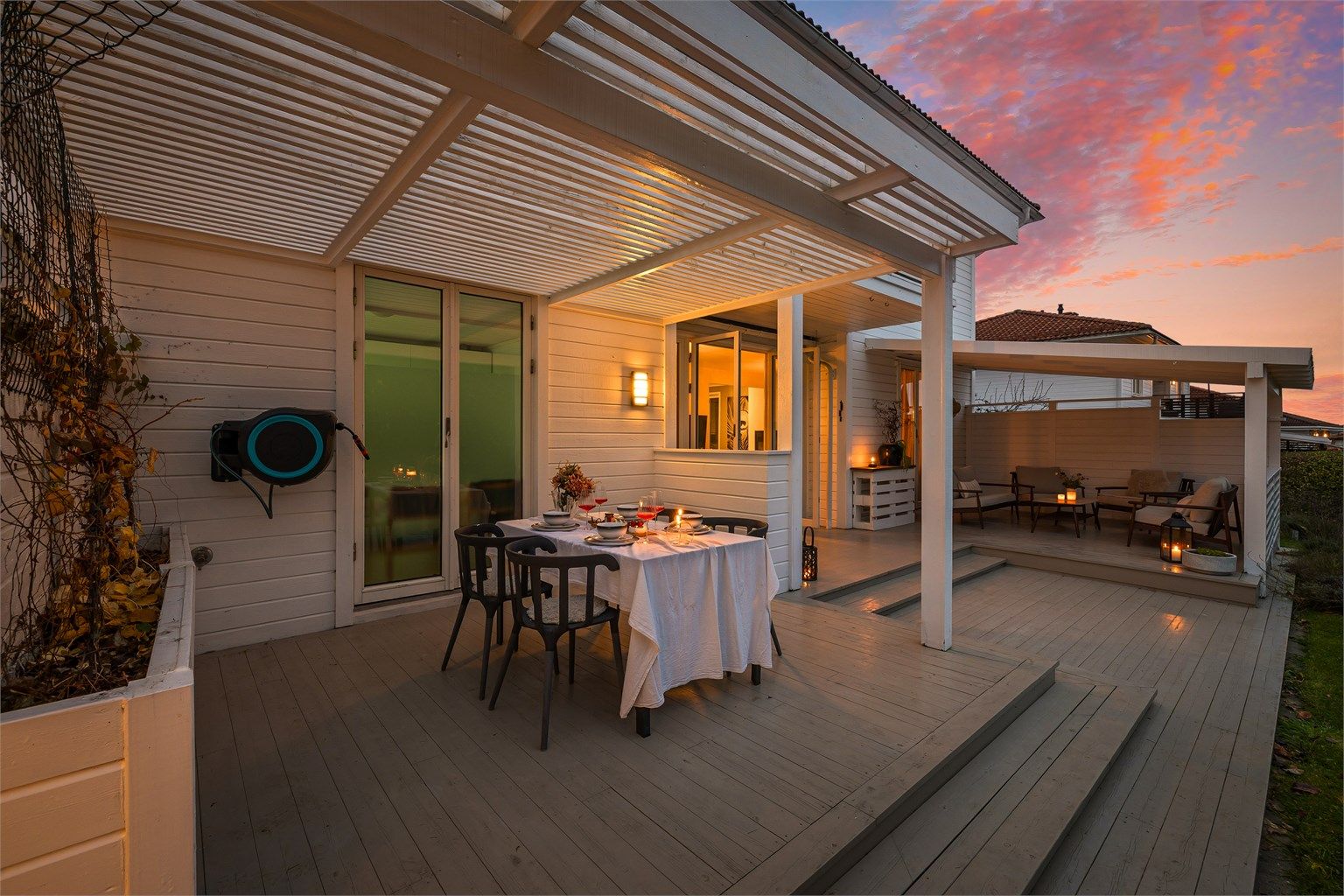 Rundt boligen er det gode solforhold dagen gjennom, på terrassene fra utpå ettermiddagene sommerstid.