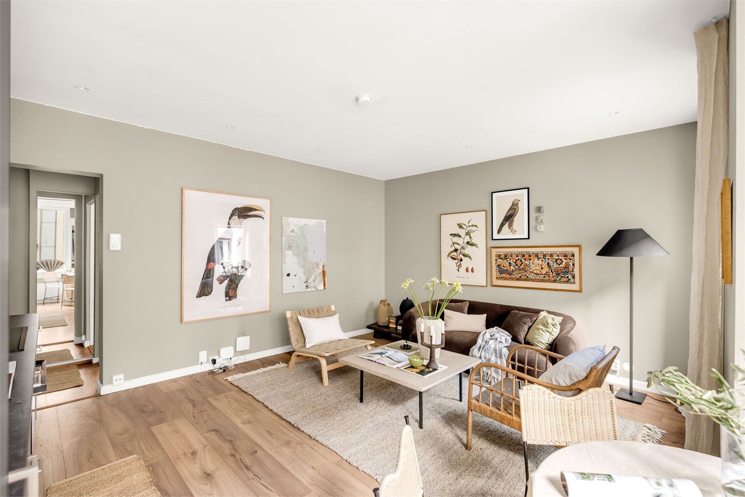 Boligen er renovert i 2021 og holder god standard. Nye vinduer i 2023. God planløsning og mange fine detaljer. Her kan du flytte rett inn! Foto: Studio Solberg.