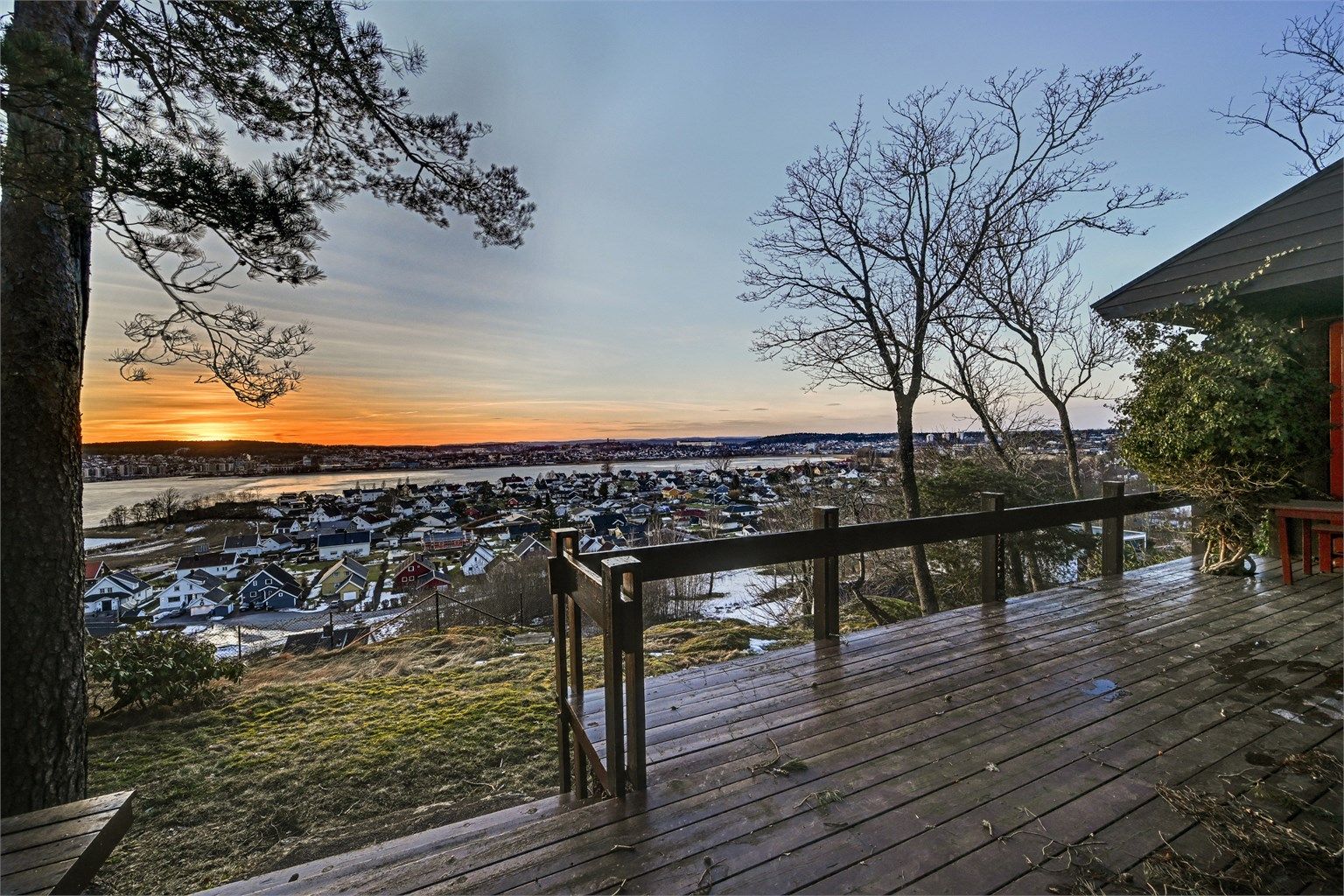 Stemningsfull kveldshygge med fantastisk utsikt over fjorden og byens lys.